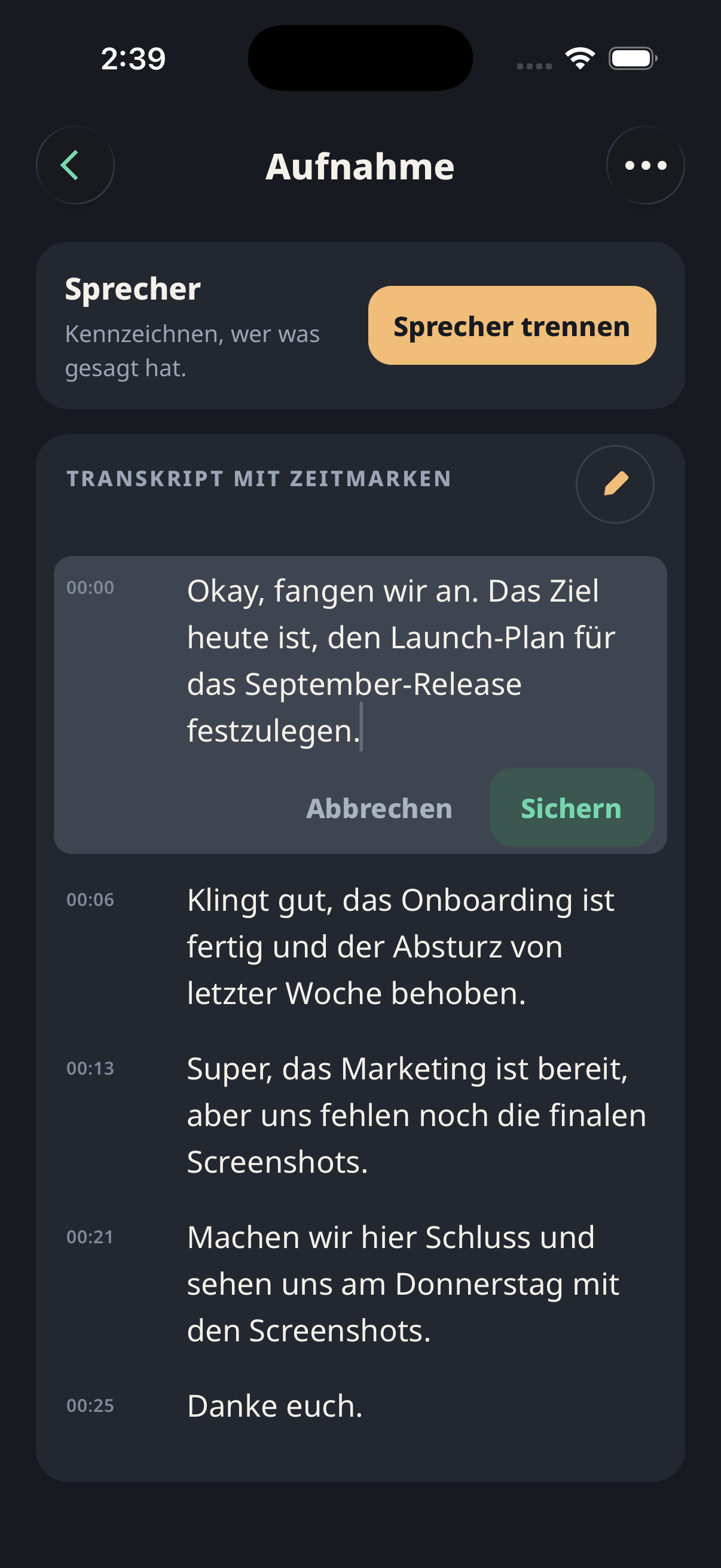 Der Aufnahmebildschirm mit einem Transkript mit Zeitmarken, dessen erster Satz im Inline-Editor geöffnet ist – Abbrechen und Sichern direkt in der Zeile, darüber die Sprecher-Karte, die Sprechertrennung anbietet. Nichts hat das iPhone verlassen.