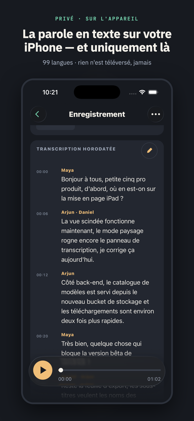 Intitulée « La parole en texte sur votre iPhone — et uniquement là » : la transcription horodatée d'une réunion à trois personnes, avec des locuteurs nommés et le lecteur ancré en bas.