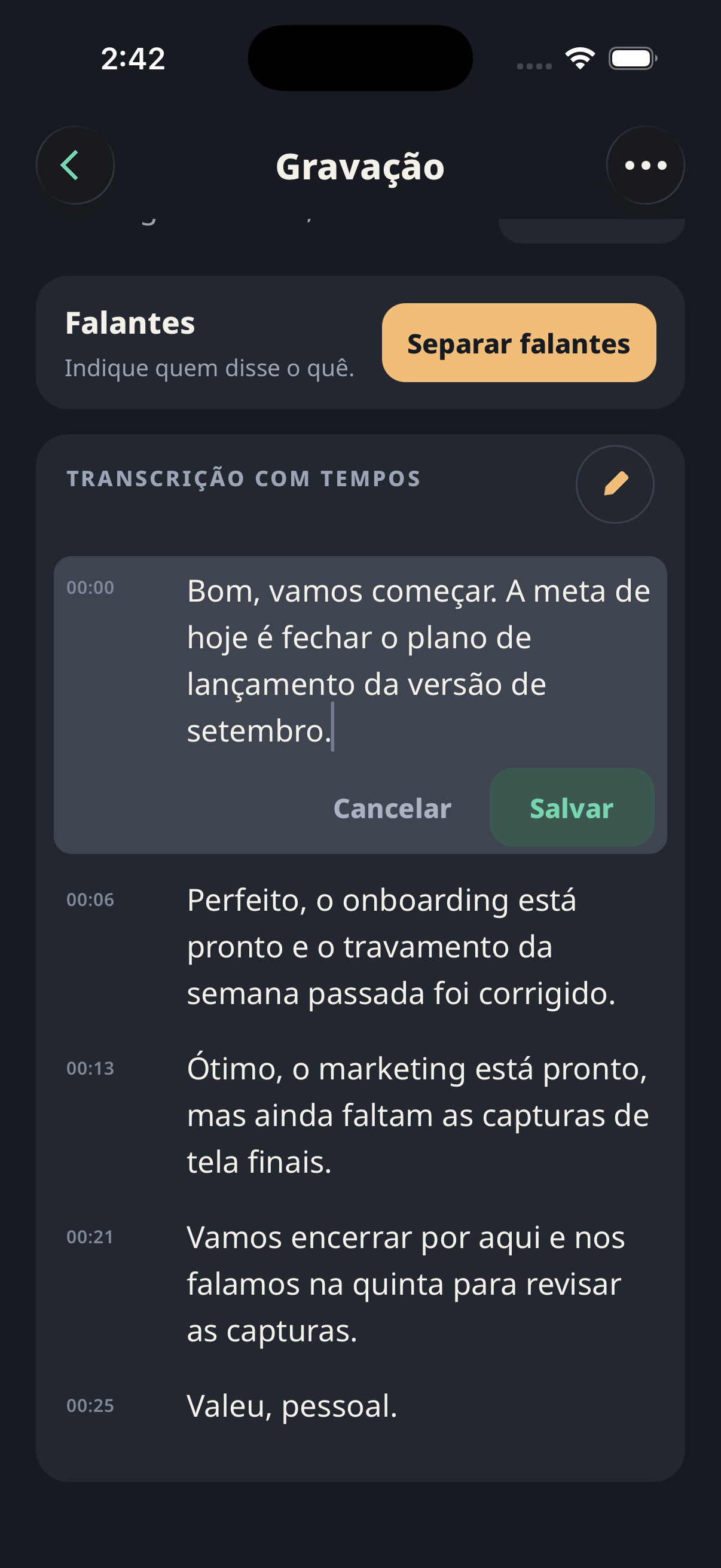 A tela da gravação com a transcrição com tempos e a primeira frase aberta no editor embutido — Cancelar e Salvar ali na própria linha, e o cartão Falantes acima oferecendo a separação de falantes. Nada saiu do celular.